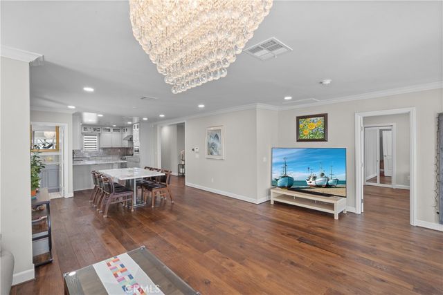 1043 S Victoria Avenue, Los Angeles, CA 90019