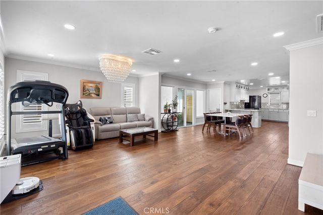 1043 S Victoria Avenue, Los Angeles, CA 90019