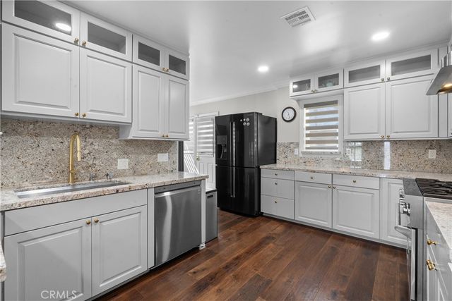 1043 S Victoria Avenue, Los Angeles, CA 90019