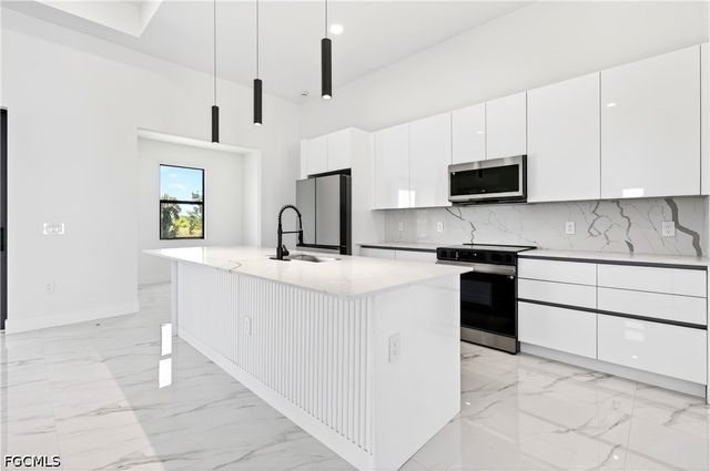 618 NE 12th ST, Cape Coral, FL 33909