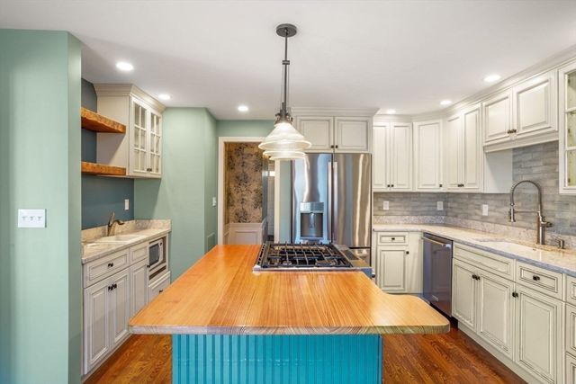 22 Floret Circle 22, Hingham, MA 02043