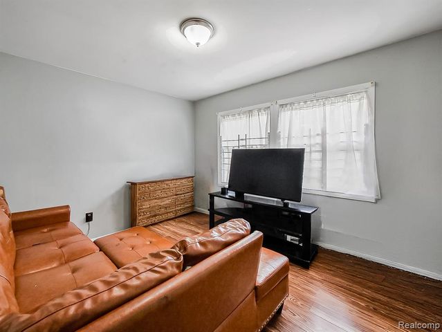 5936 Hillcrest Street, Grosse Pointe, MI 48236