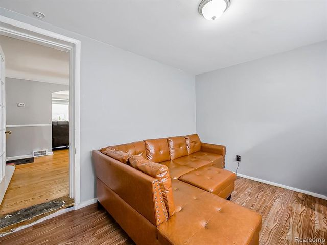 5936 Hillcrest Street, Grosse Pointe, MI 48236