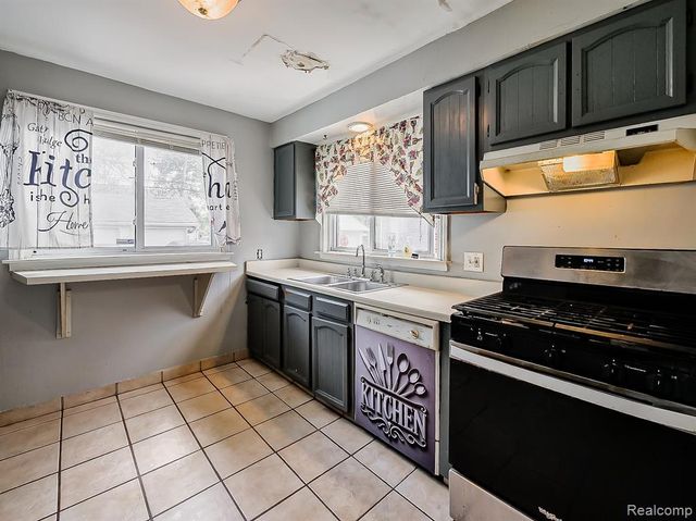 5936 Hillcrest Street, Grosse Pointe, MI 48236