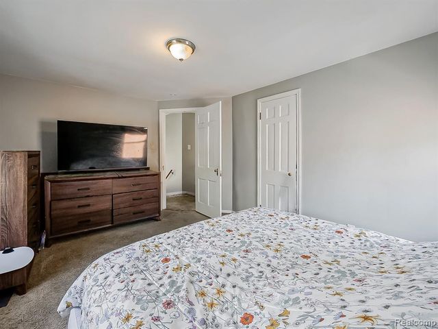 5936 Hillcrest Street, Grosse Pointe, MI 48236