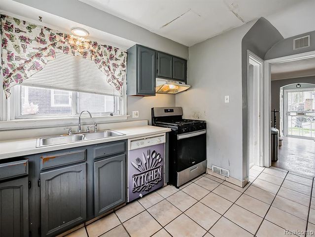 5936 Hillcrest Street, Grosse Pointe, MI 48236