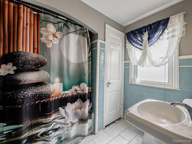 5936 Hillcrest Street, Grosse Pointe, MI 48236