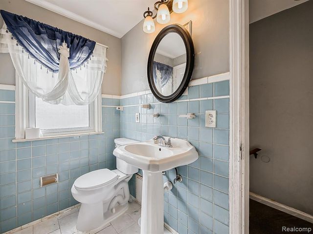 5936 Hillcrest Street, Grosse Pointe, MI 48236