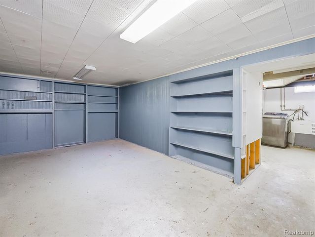 5936 Hillcrest Street, Grosse Pointe, MI 48236