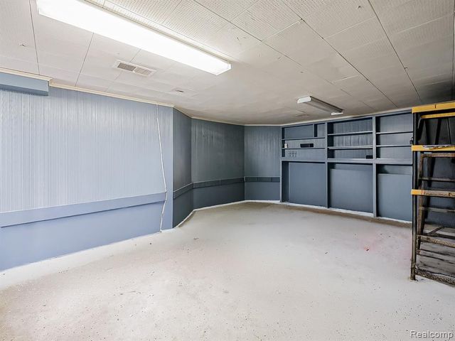 5936 Hillcrest Street, Grosse Pointe, MI 48236