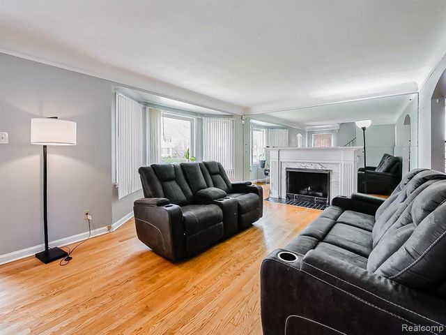 5936 Hillcrest Street, Grosse Pointe, MI 48236