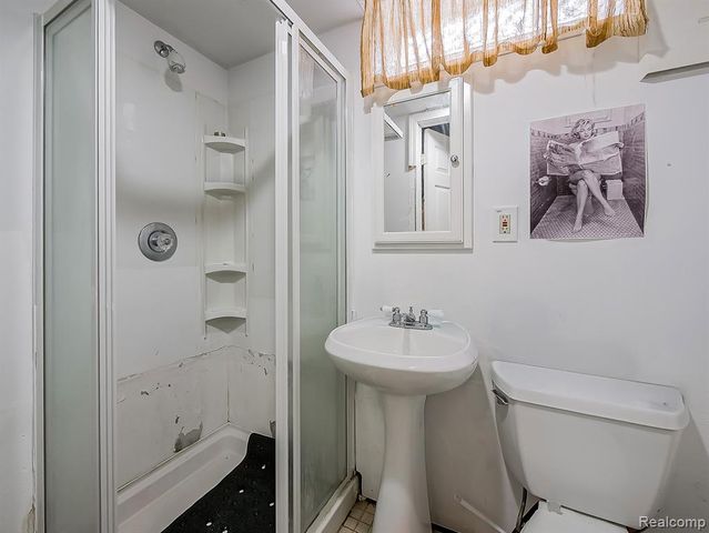 5936 Hillcrest Street, Grosse Pointe, MI 48236
