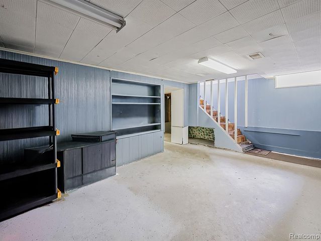 5936 Hillcrest Street, Grosse Pointe, MI 48236