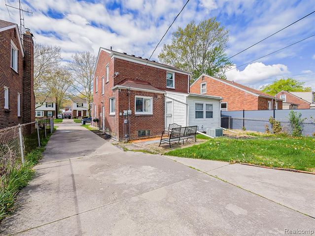 5936 Hillcrest Street, Grosse Pointe, MI 48236