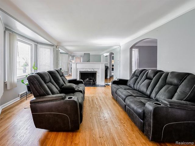 5936 Hillcrest Street, Grosse Pointe, MI 48236