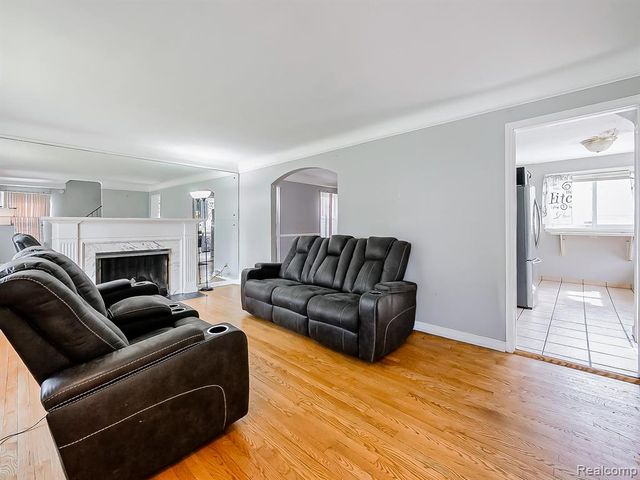 5936 Hillcrest Street, Grosse Pointe, MI 48236