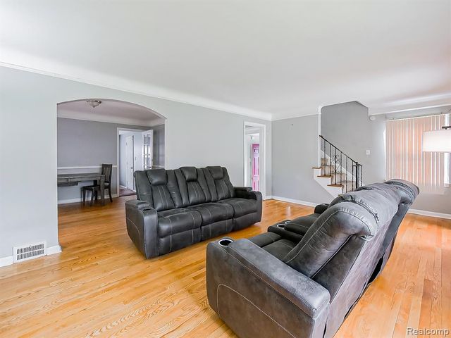 5936 Hillcrest Street, Grosse Pointe, MI 48236