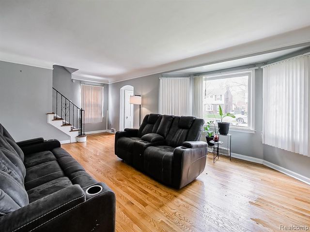 5936 Hillcrest Street, Grosse Pointe, MI 48236