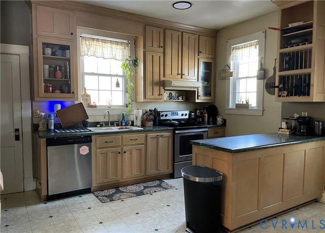 1825 Needham Dr, Victoria, VA 23974