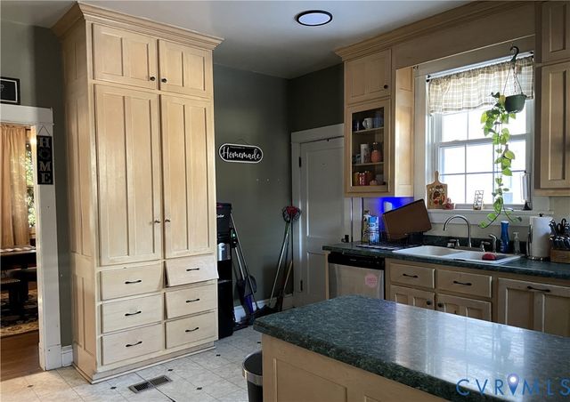 1825 Needham Dr, Victoria, VA 23974