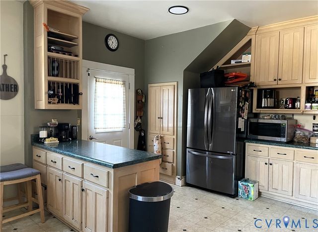 1825 Needham Dr, Victoria, VA 23974