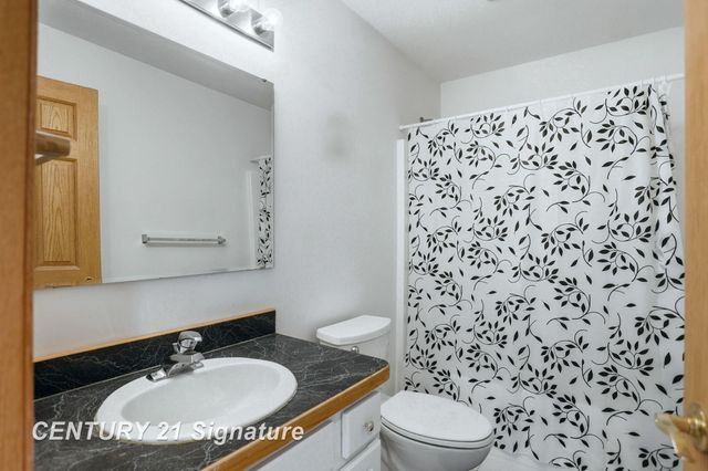 1215 Kennely Road, Saginaw, MI 48609