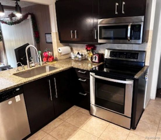 16931 Edwards Avenue, Southfield, MI 48076