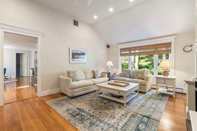 30 Stanhope Dr, Norfolk, MA 02056