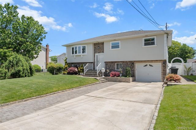 257 Cadman Avenue, Babylon, NY 11702