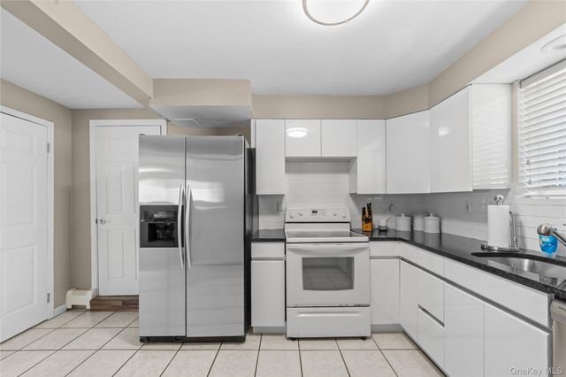257 Cadman Avenue, Babylon, NY 11702