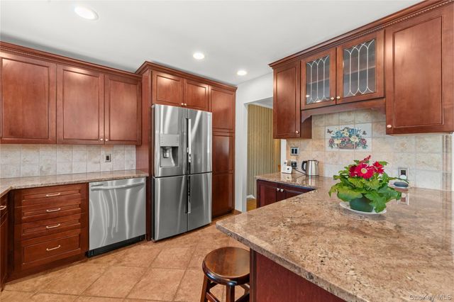 257 Cadman Avenue, Babylon, NY 11702