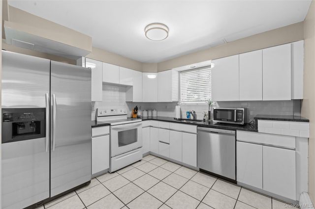 257 Cadman Avenue, Babylon, NY 11702