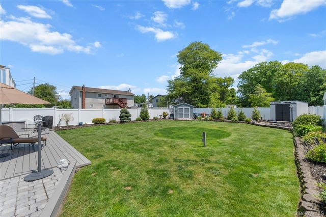 257 Cadman Avenue, Babylon, NY 11702