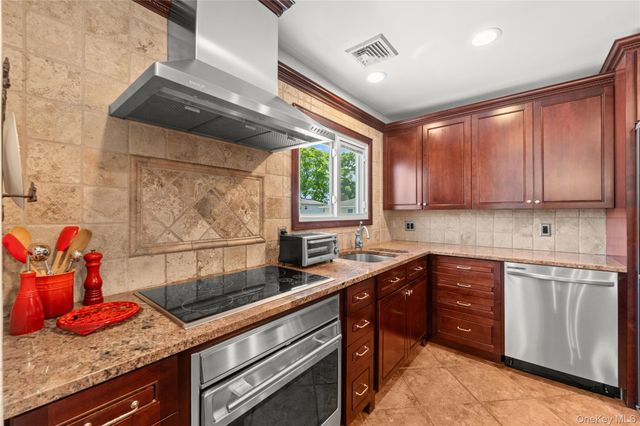 257 Cadman Avenue, Babylon, NY 11702
