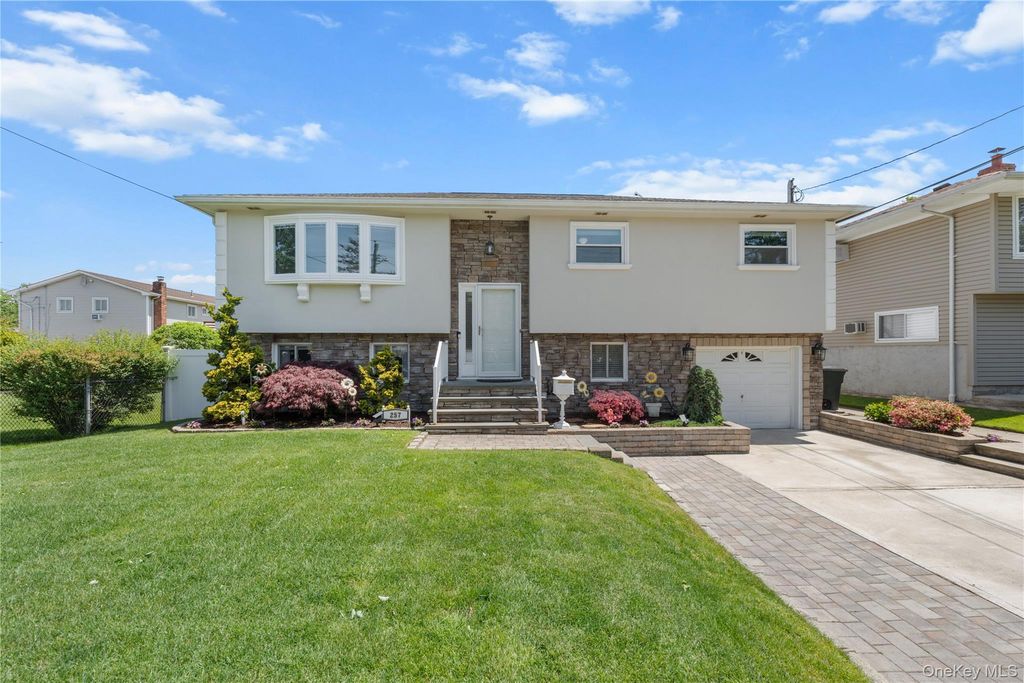 257 Cadman Avenue, Babylon, NY 11702