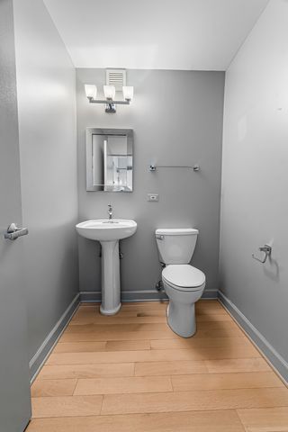 21 W Chestnut Street 1403, Chicago, IL 60610