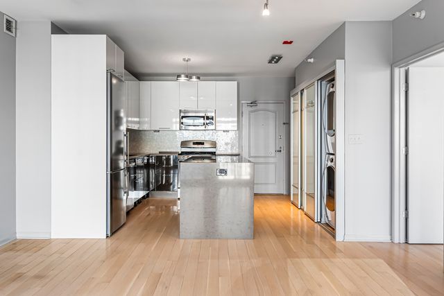 21 W Chestnut Street 1403, Chicago, IL 60610