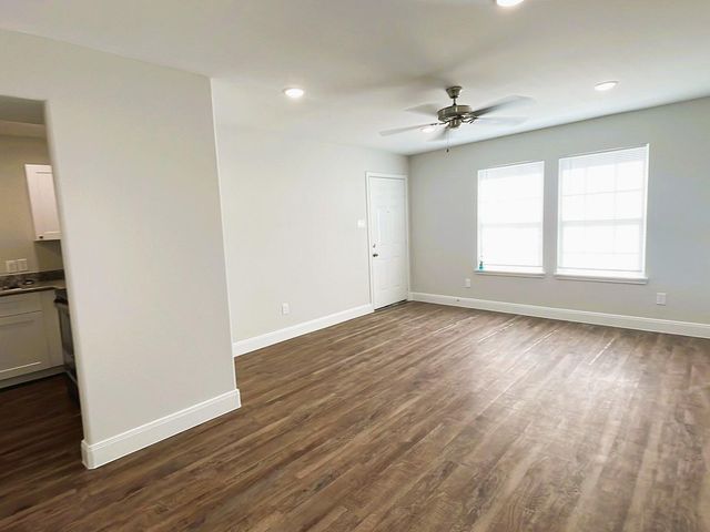 711 S Houston Avenue B, Humble, TX 77338