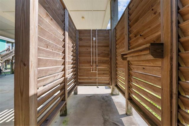 135 Ocean Shore Drive, Crystal Beach, TX 77650