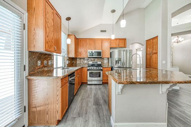 9595 N Woodrow Avenue, Fresno, CA 93720