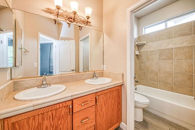 9595 N Woodrow Avenue, Fresno, CA 93720