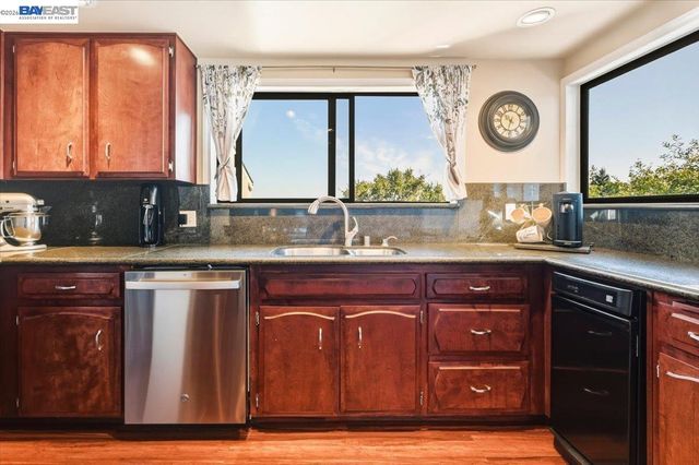 27468 Hayward Blvd, Hayward, CA 94542