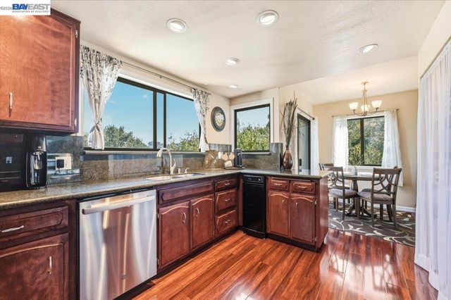 27468 Hayward Blvd, Hayward, CA 94542