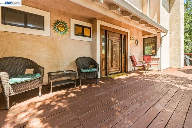 27468 Hayward Blvd, Hayward, CA 94542