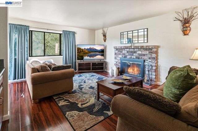27468 Hayward Blvd, Hayward, CA 94542