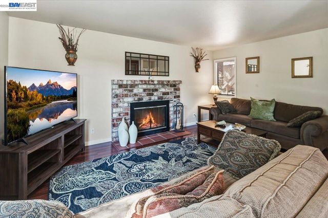 27468 Hayward Blvd, Hayward, CA 94542