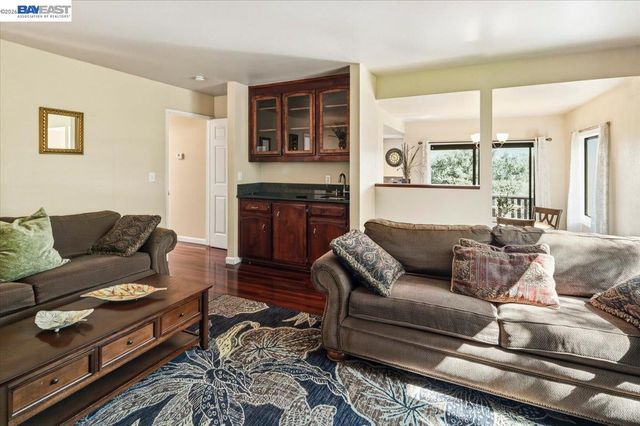 27468 Hayward Blvd, Hayward, CA 94542