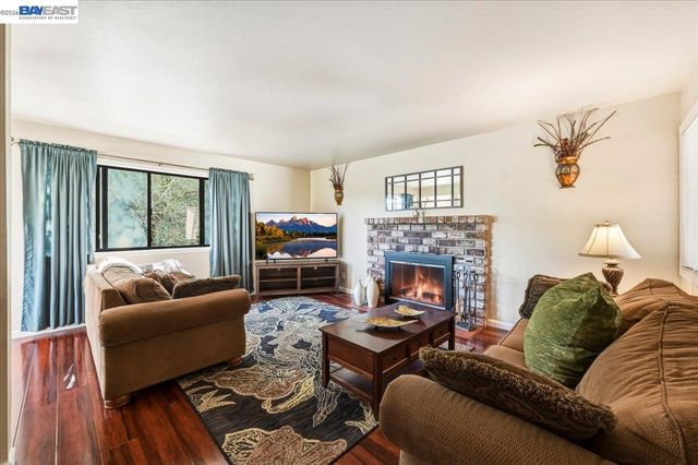 27468 Hayward Blvd, Hayward, CA 94542