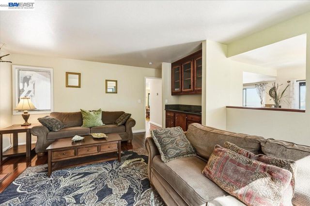 27468 Hayward Blvd, Hayward, CA 94542