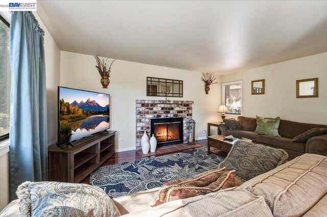 27468 Hayward Blvd, Hayward, CA 94542